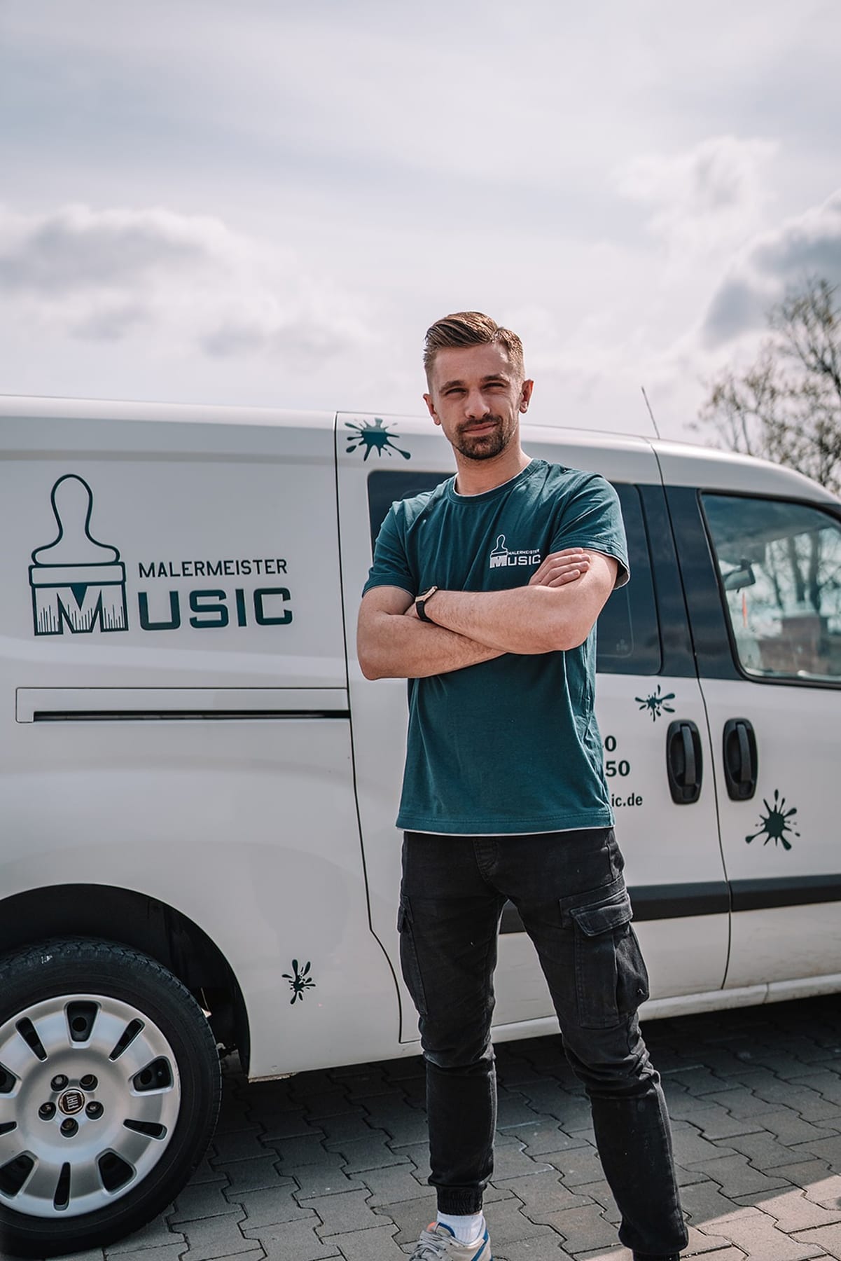 Roger Music, Malermeister, vor dem Firmenfahrzeug